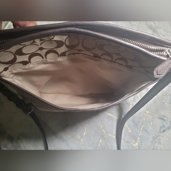 Coach’s cross body in medium size is a stylish and practical handbag - Picture 7 of 7